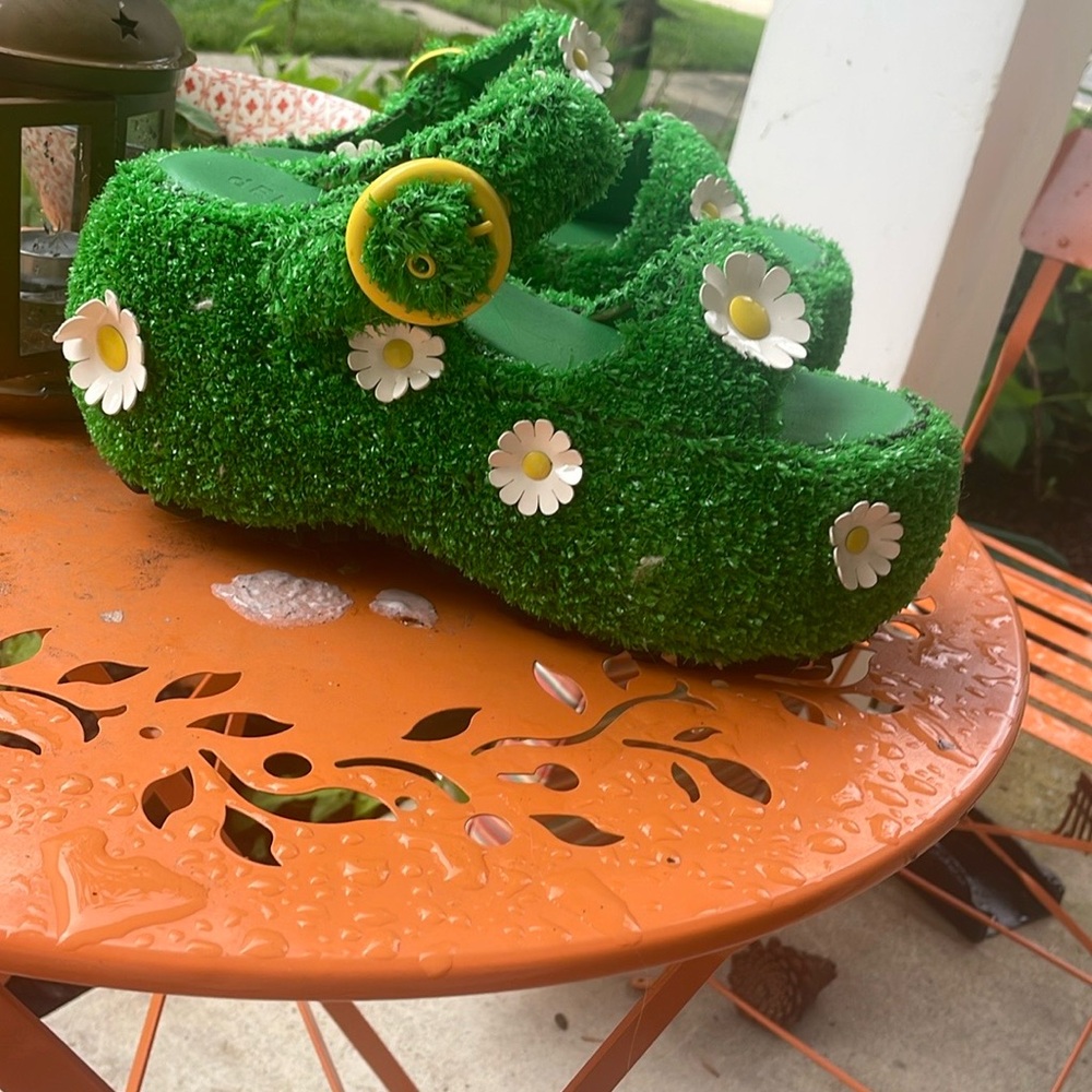 dELiA*s Green Daisy Platform Shoes - Picture 2 of 4